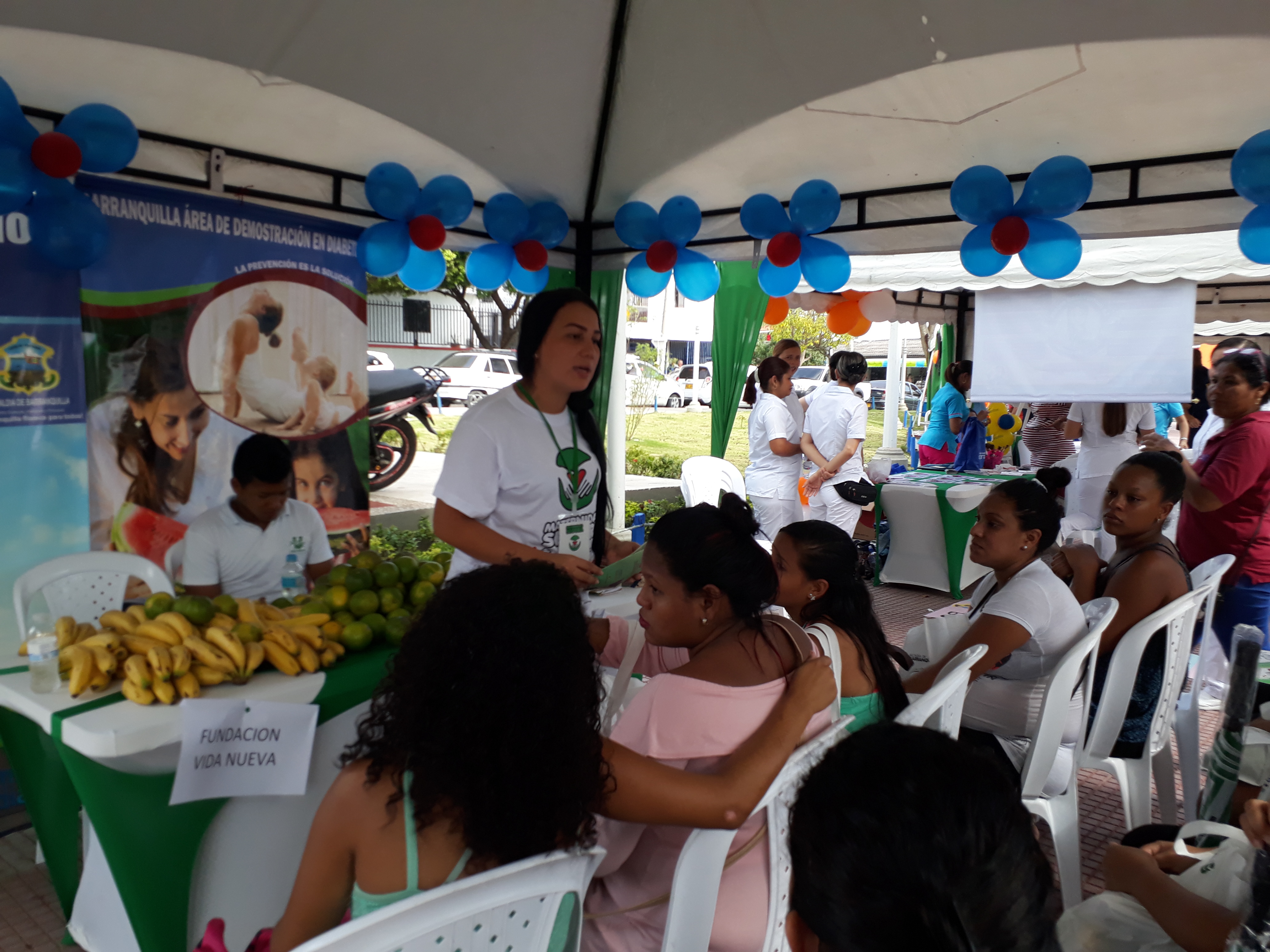 Profesionales de la salud atendiendo a pacientes en Fundación Vida Nueva